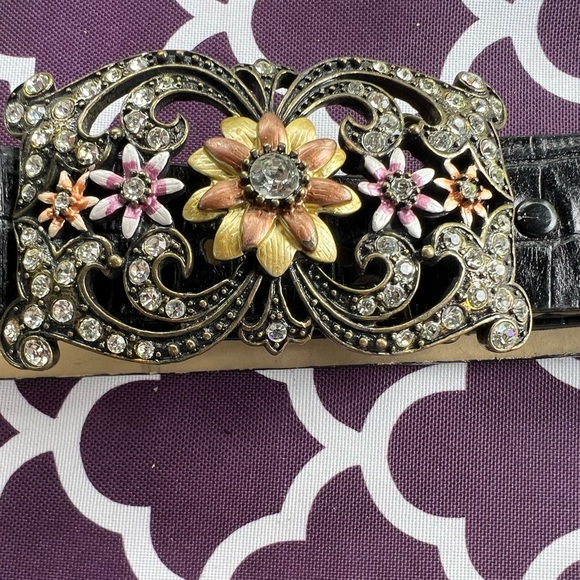Leather Women’s Belt with Floral Buckle - Picture 3 of 5